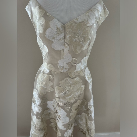 Lela Rose Ivory Off-Shoulder V-Neck Metallic Fil Coupe Floral Dress NWT – Size 4 - Picture 2 of 7